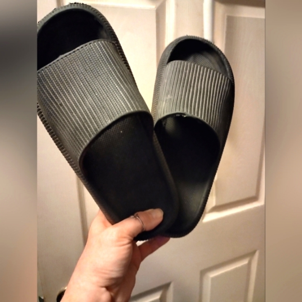 Women's 9/Men's 7 Black Slide Sandals